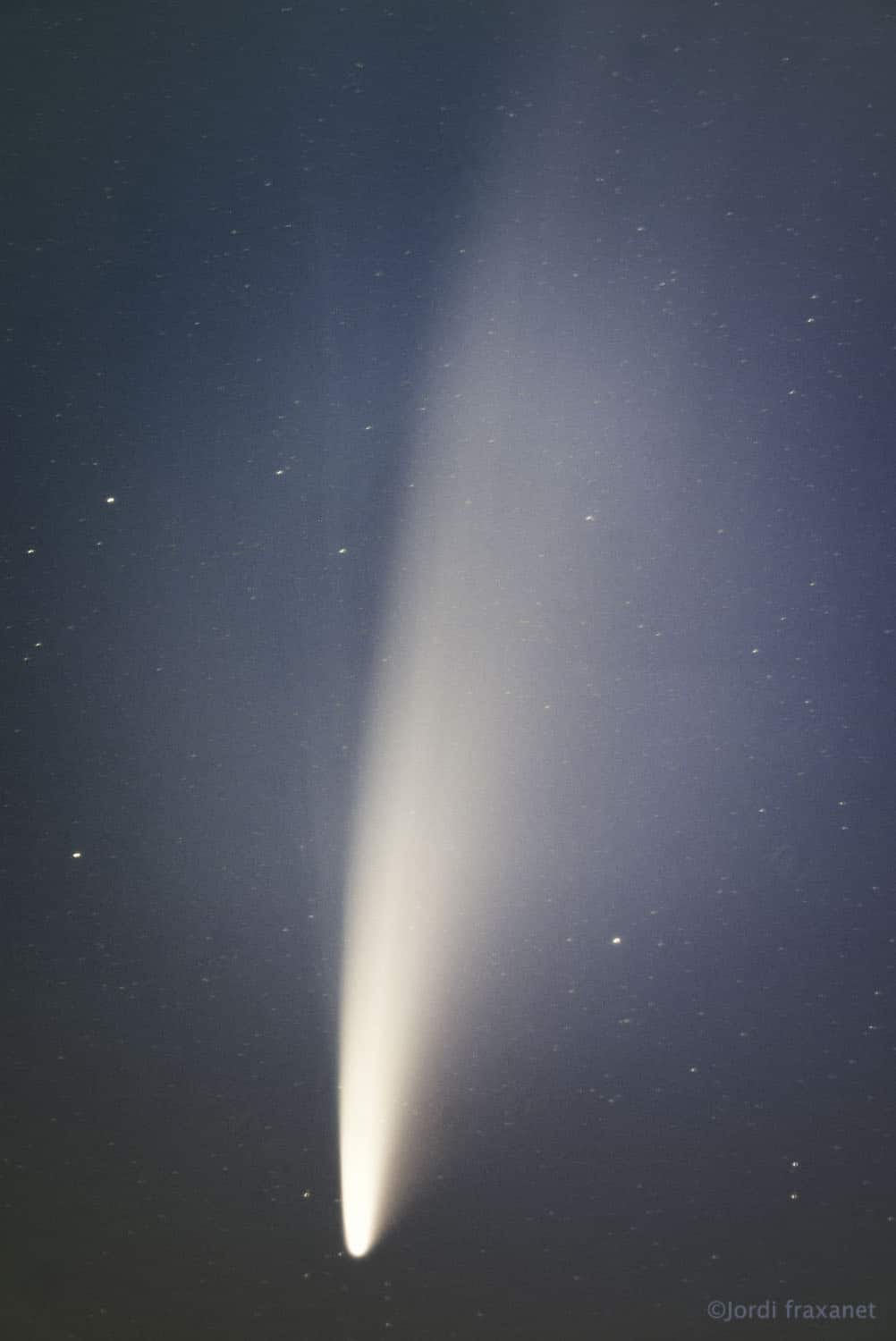 Cometa C/2020 F3 NEOWISE con telescopio y apilado de varias fotos el 11/07/20
