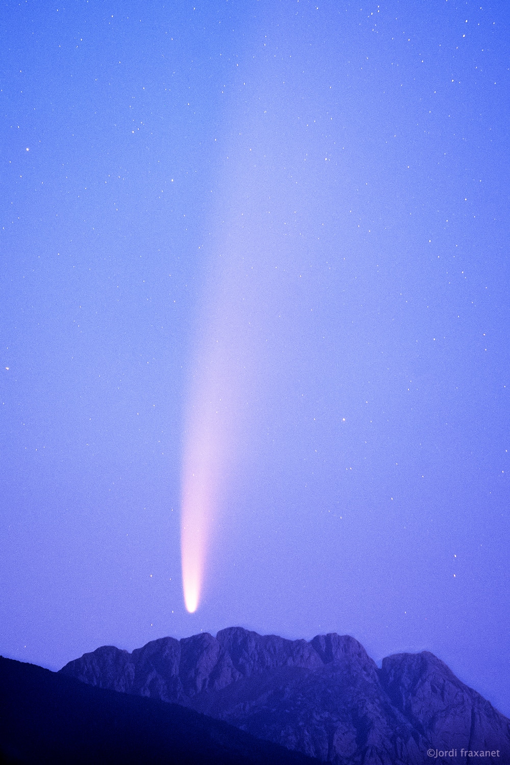 Cometa C/2020 F3 NEOWISE telescopio sobre Pedraforca el 11/07/20