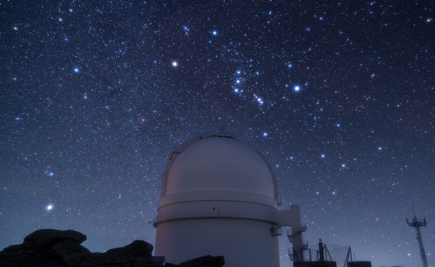 Cúpula de telescopio 3.5 metros de Calar Alto con la constelación de Orión