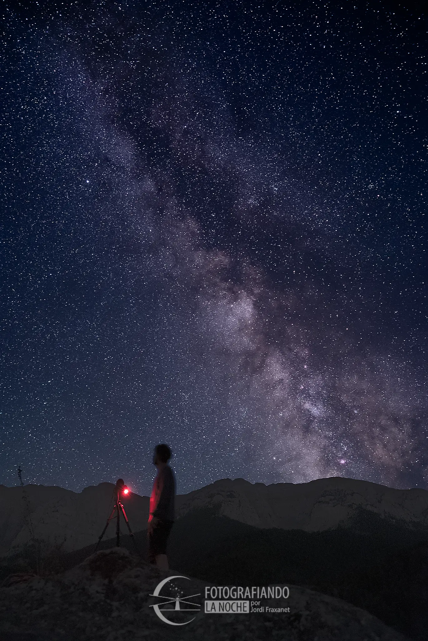 Astrofotógrafo con su cámara admirando la Vía Láctea ante la Serra del Cadí