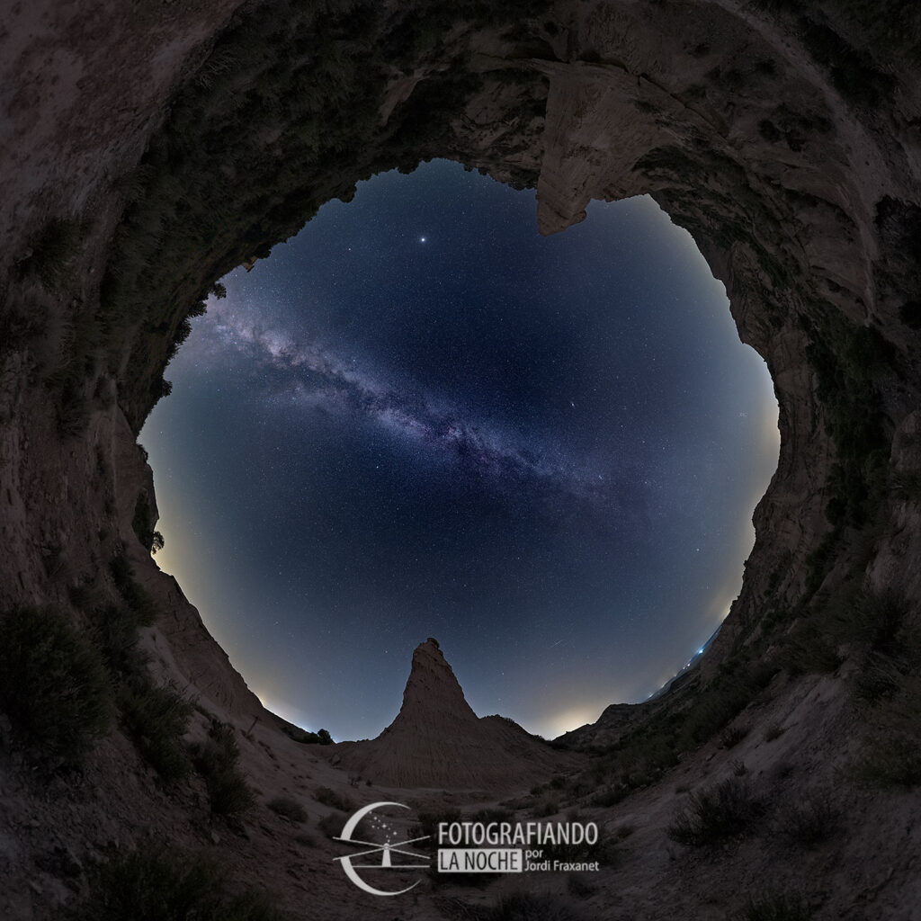Fotografia panorámica 180º donde se ve toda la bóveda celeste en Monegros