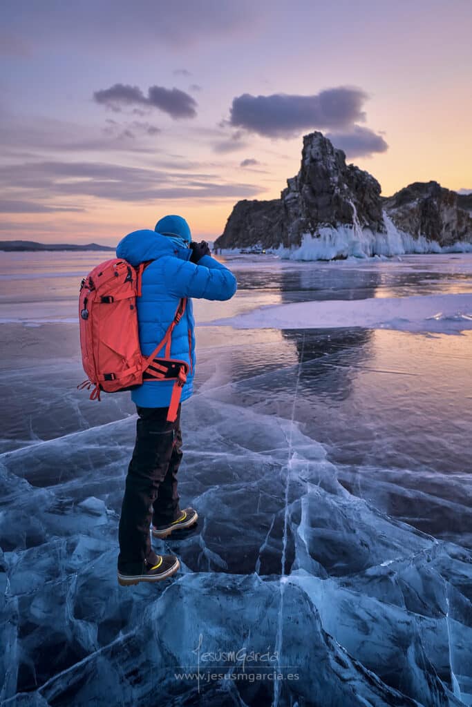 Fotógrafo en acción sobre un lago helado