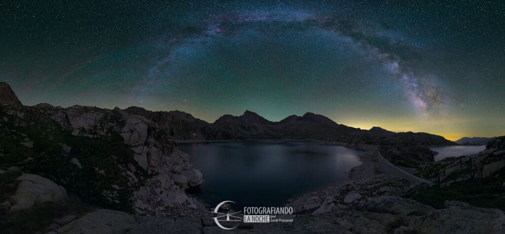 Lago pirenaico de noche con arco de Vía Láctea y airglow