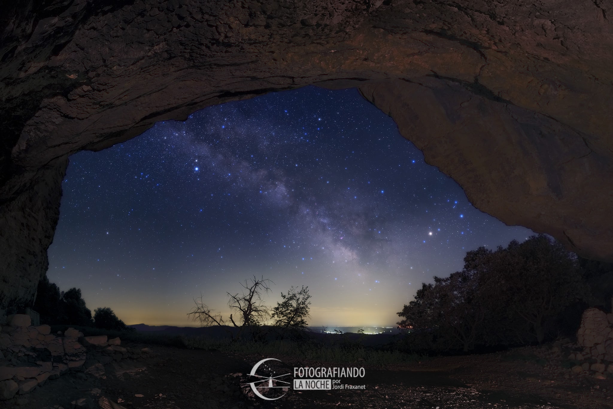 Foto de la Vía Láctea desde dentro de una cueva