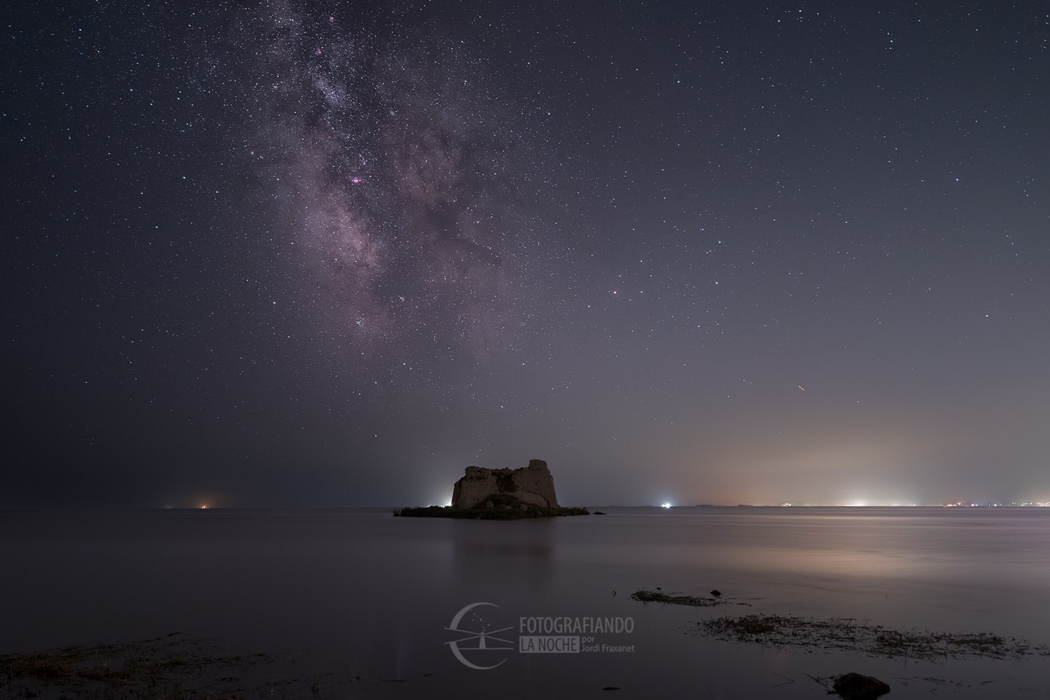 Paisaje nocturno con la Torre de Sant Joan y la Vía Láctea alineada en la parte superior