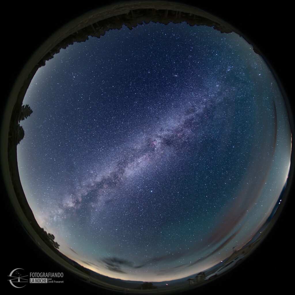 Bóveda celeste de verano con la Vía Láctea y airglow